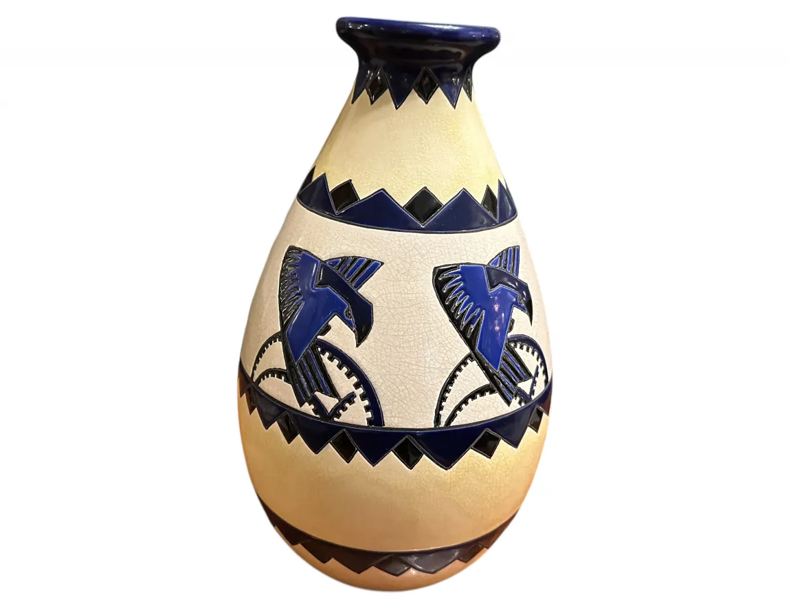 Vaso antigo de cerâmica com desenhos de pássaros em azul e bege.