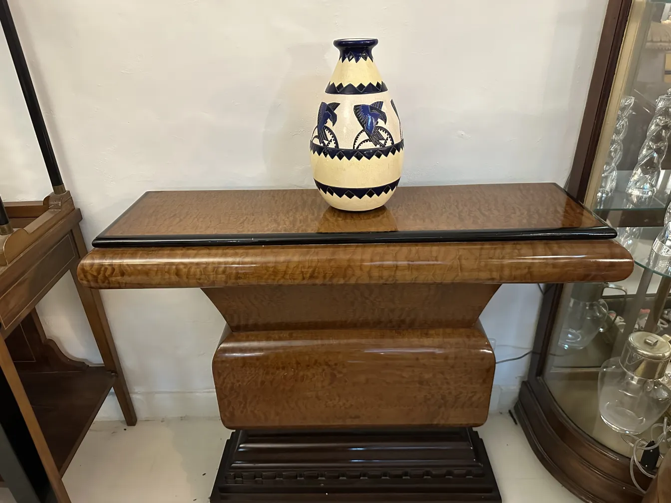 Vase en céramique ancien de Boch Frères Keramis sur une table décorative