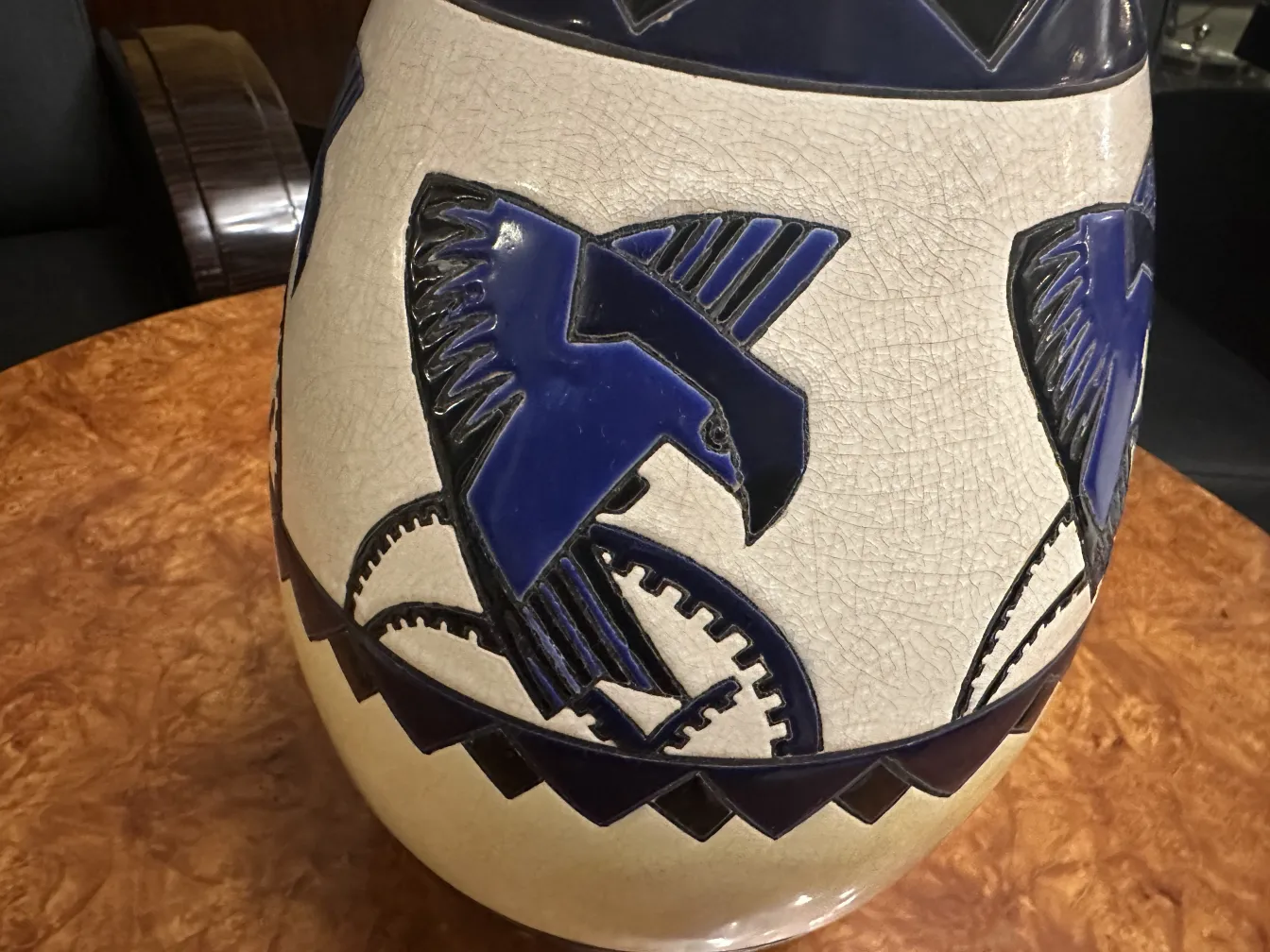 Vaso de cerámica antiga com design azul e branco, Boch Frères Keramis.