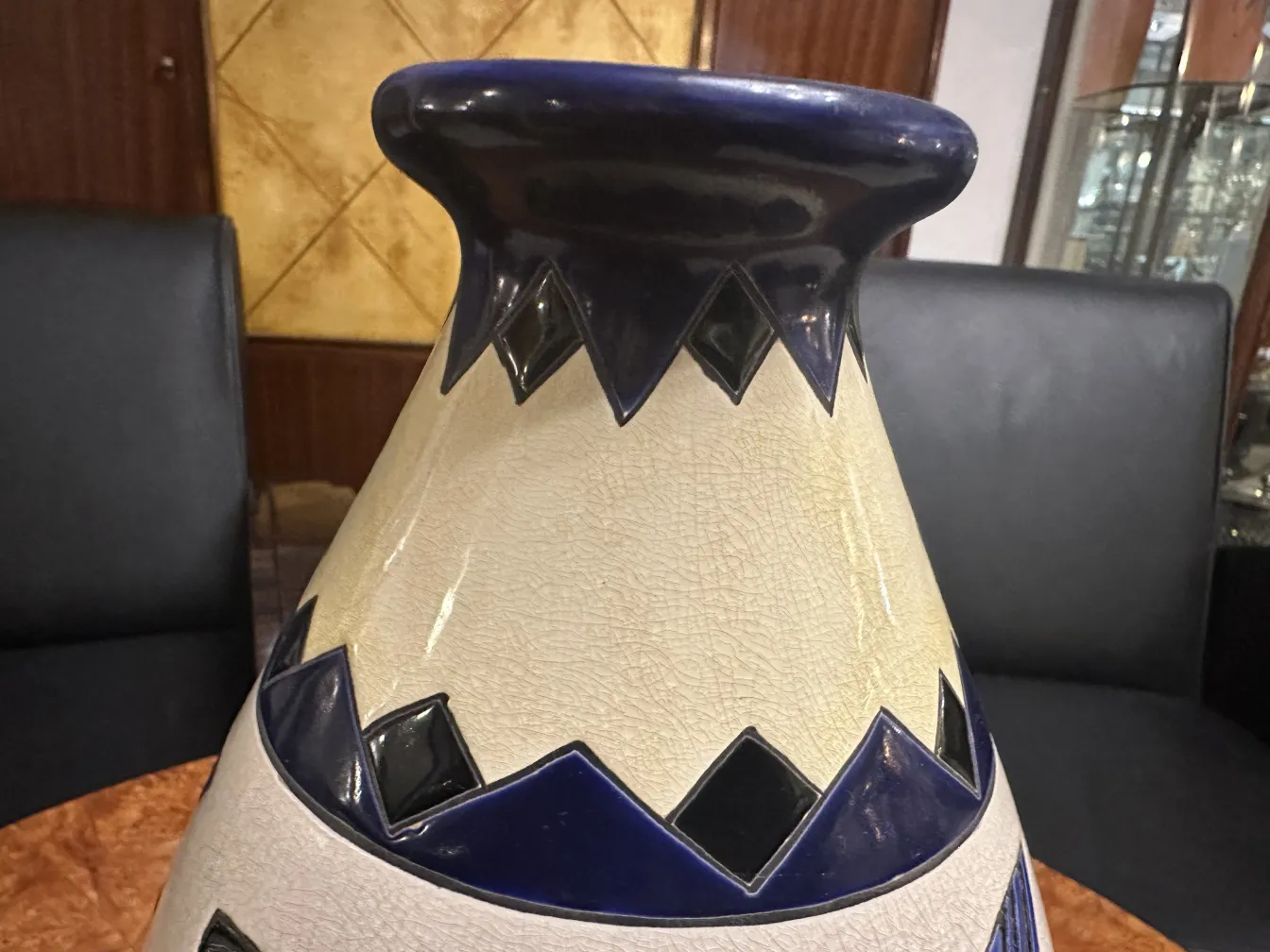 Vaso di ceramica antica di Boch Frères Keramis con design notevole.