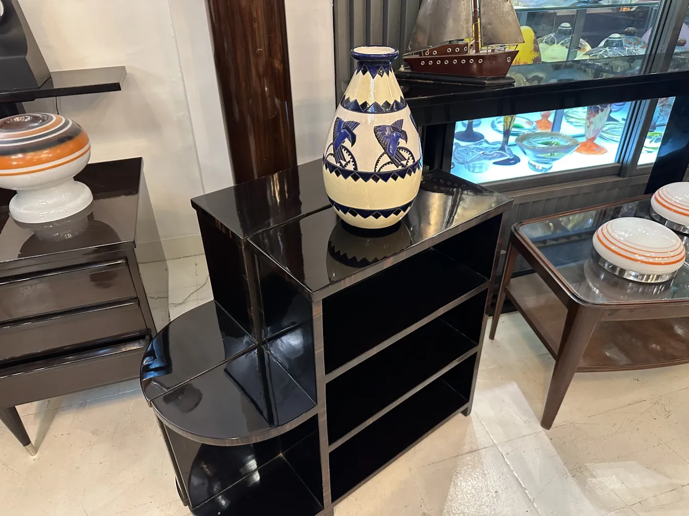 古老的陶瓷，带有手工细节，置于精致环境中