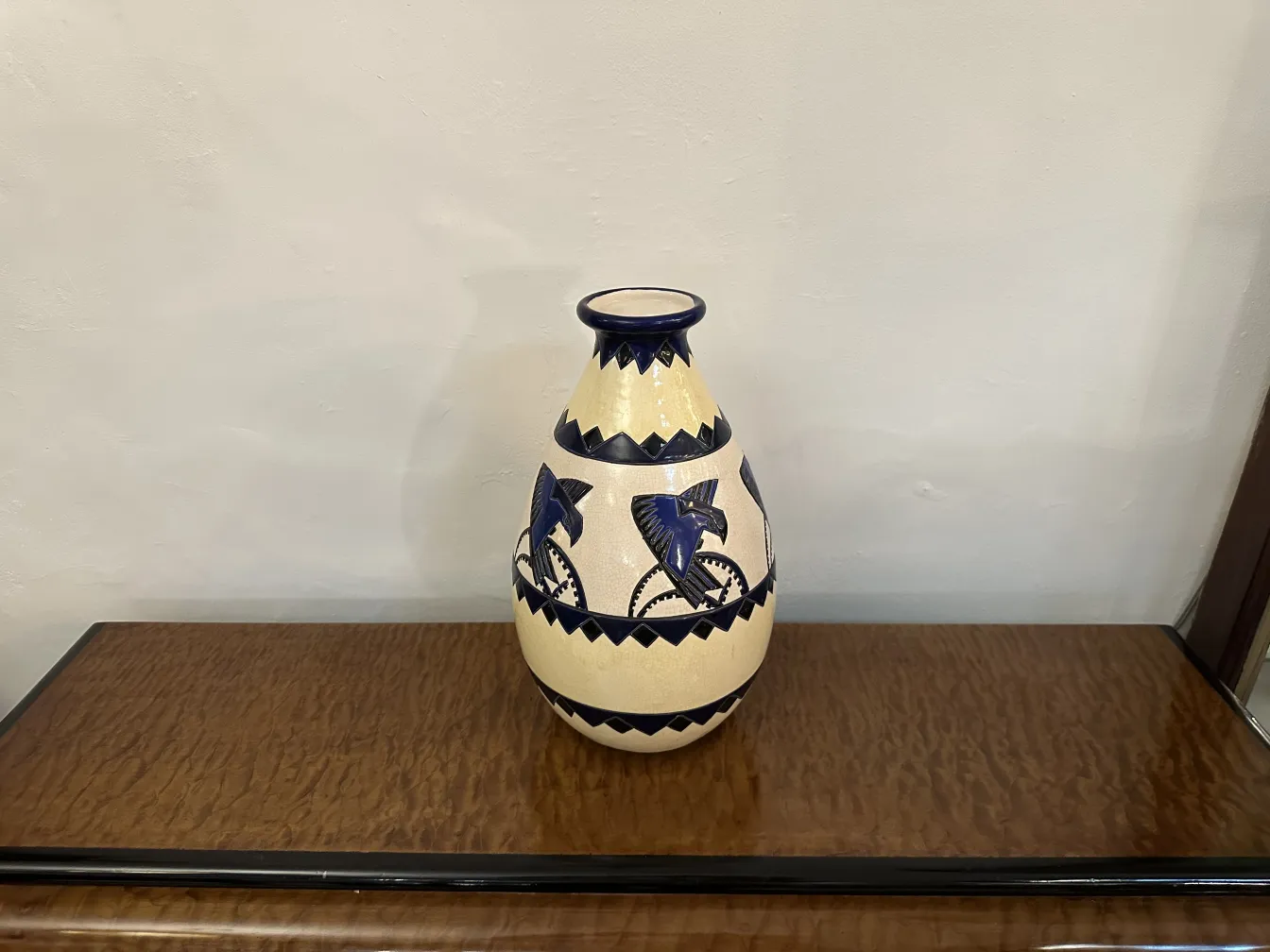 Vaso di ceramica antica decorato con uccelli blu.