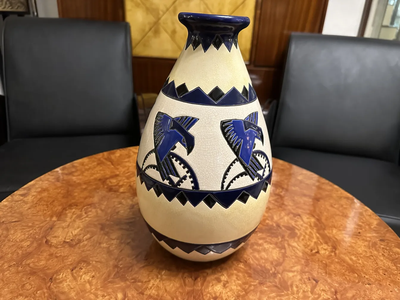 Vase en céramique ancienne orné d'oiseaux bleus