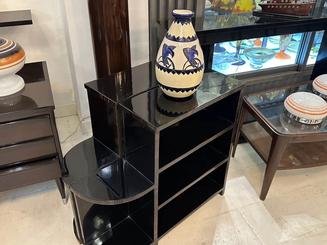 Cerâmica decorativa antiga de Boch Frères Keramis com cores vibrantes e detalhes distintos, ambiente elegante.