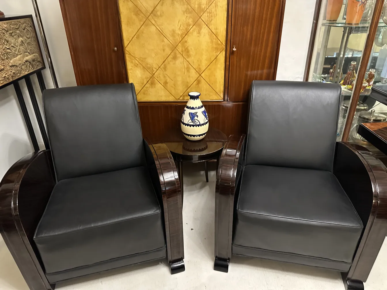 Dos sillones con una cerámica antigua en el centro