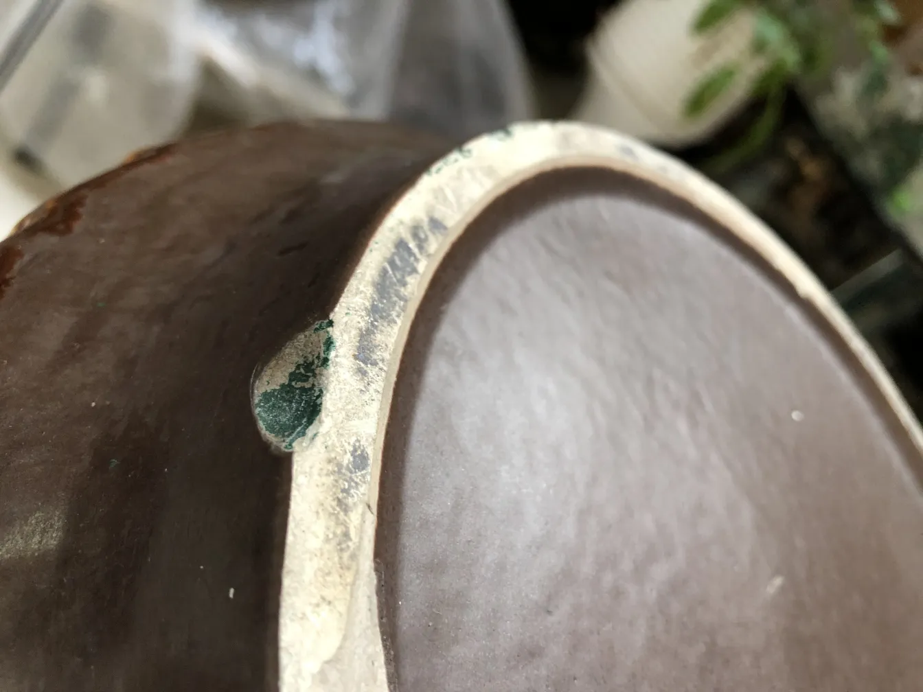 古い陶器のエッジには、ユニークなディテールと茶色があります。