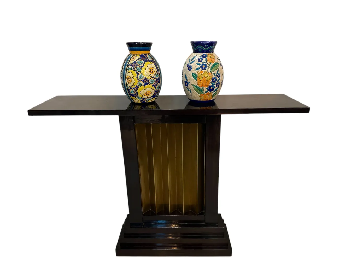 dois vasos decorativos de cerâmica antiga com flores em uma mesa