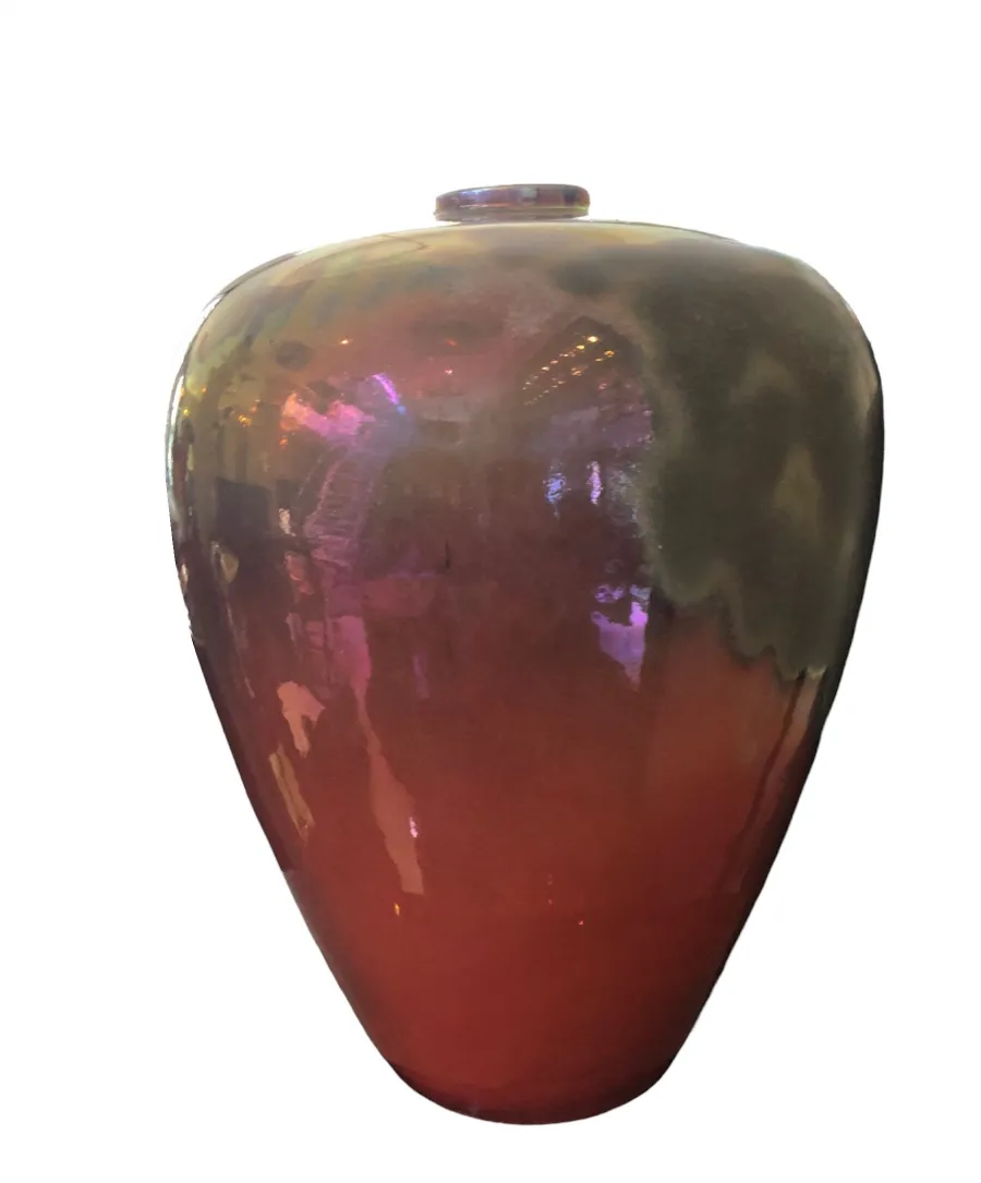 Vaso de cerâmica antiga com acabamento brilhante e cores em degradê.