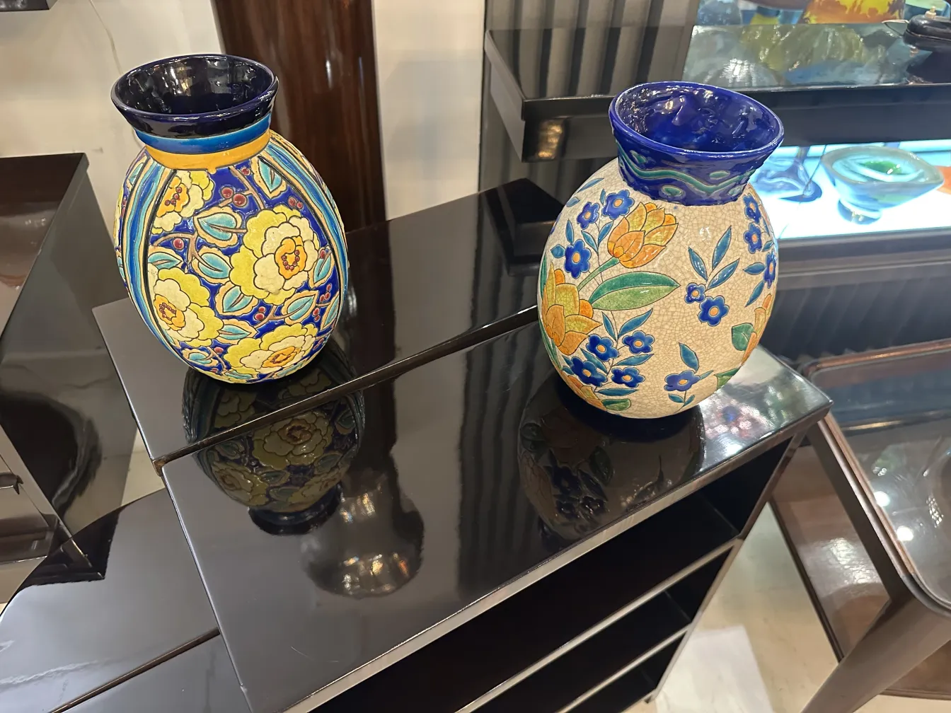 Jarrones de cerámica antigua decorados con flores coloridas.