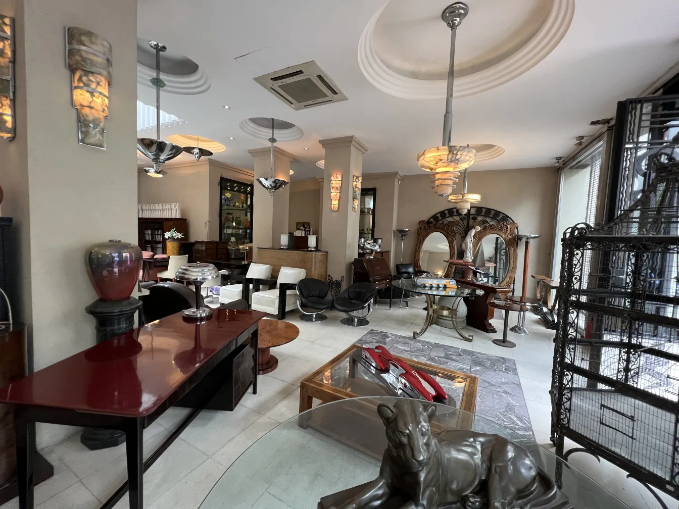 Cerâmica antiga decorativa em um ambiente acolhedor com móveis elegantes.