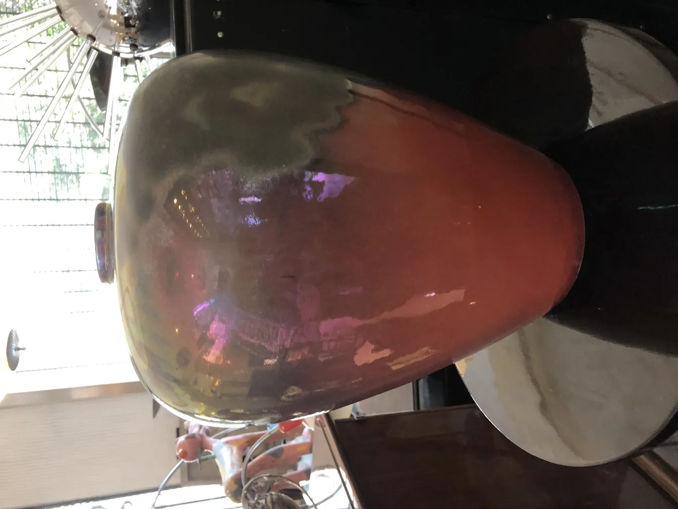 Vase en céramique ancienne aux nuances roses et vertes, décoratif