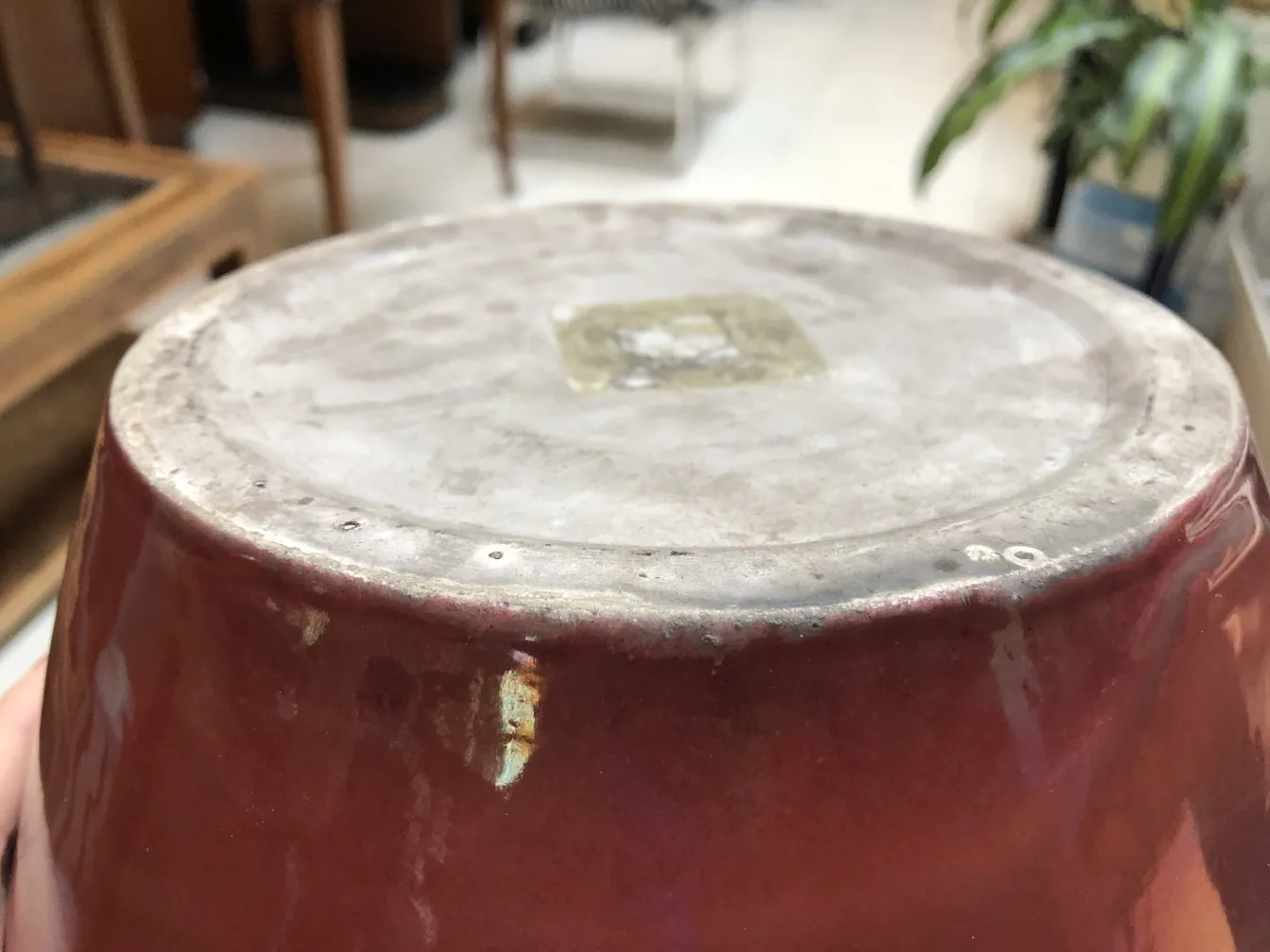 pezzo di ceramica rossa antica con dettagli visibili