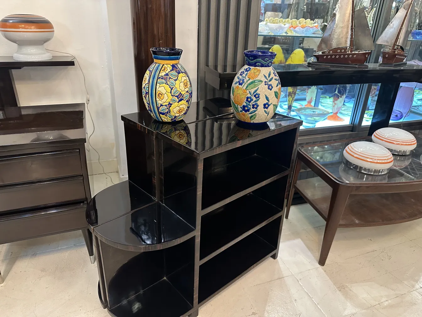 deux vases de céramique antique colorée sur une table noire