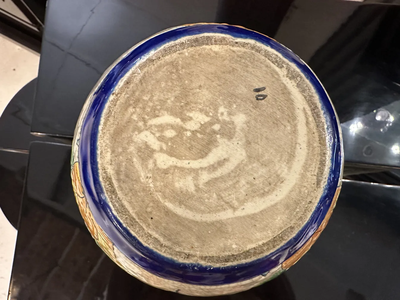 装飾的な青い縁のある古い陶器の土台