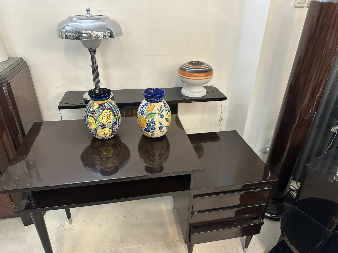 Trois vases en céramique vintage sur une table noire