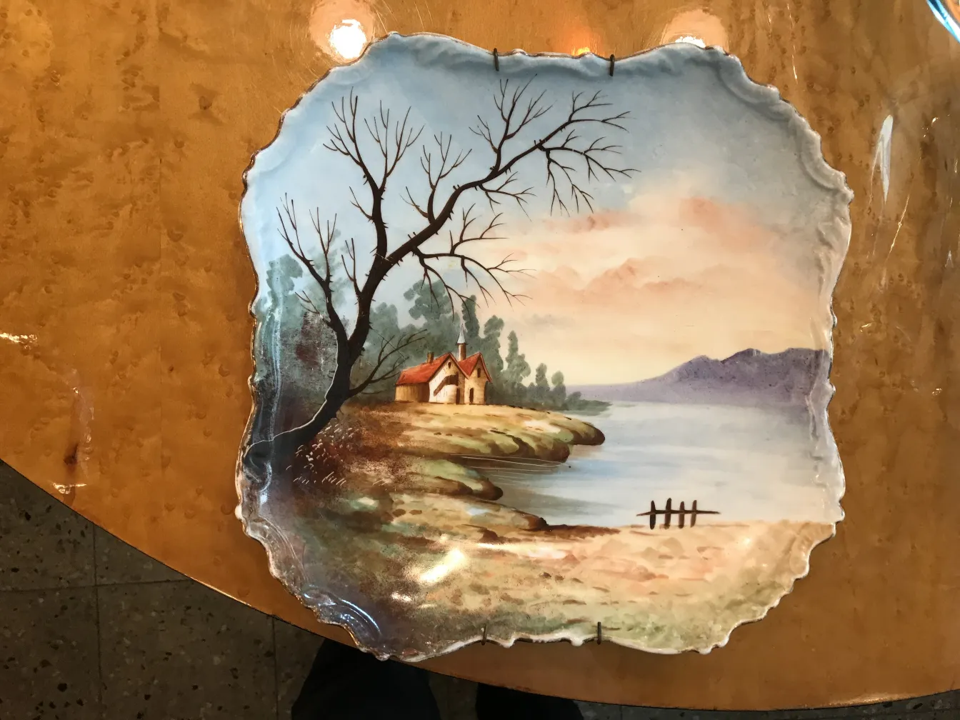 Piatto in ceramica antica con paesaggio e albero, decorativo.