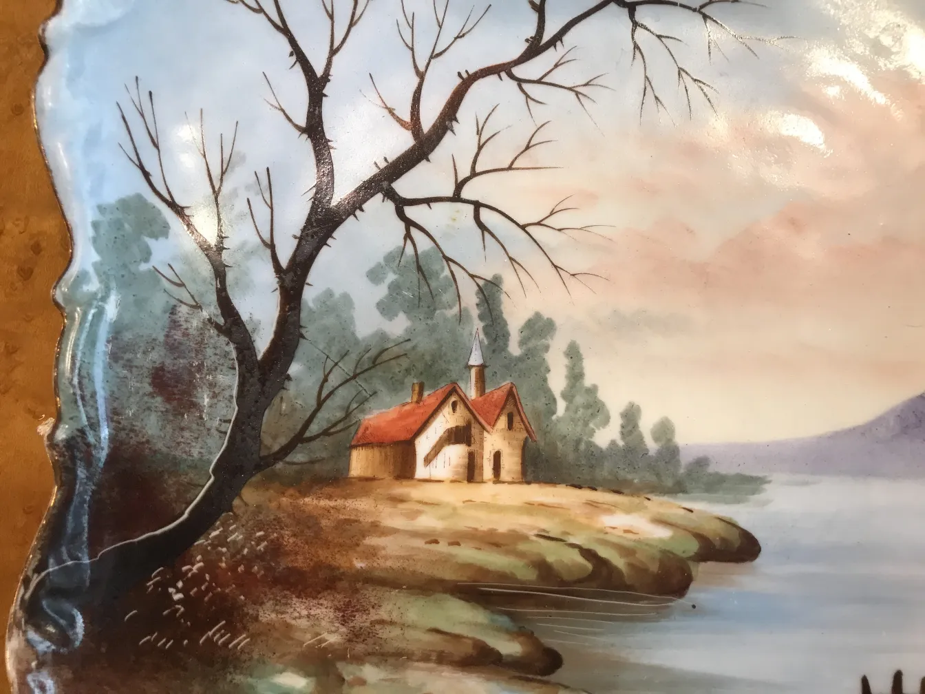 Assiette en céramique ancienne peinte à la main avec un paysage