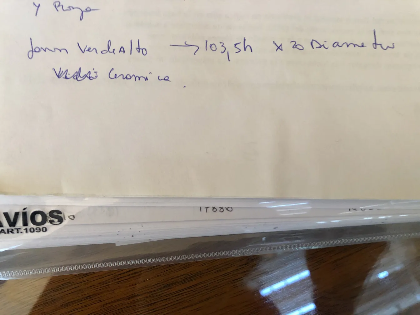 装飾古い陶製品、職人の細部、無地背景。