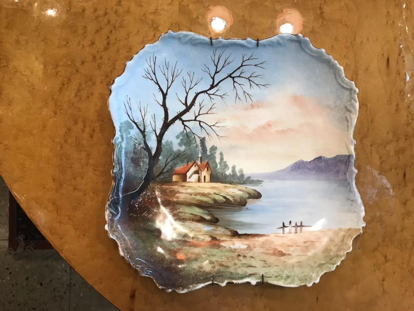 古董陶瓷盘子，显示房屋和树木风景