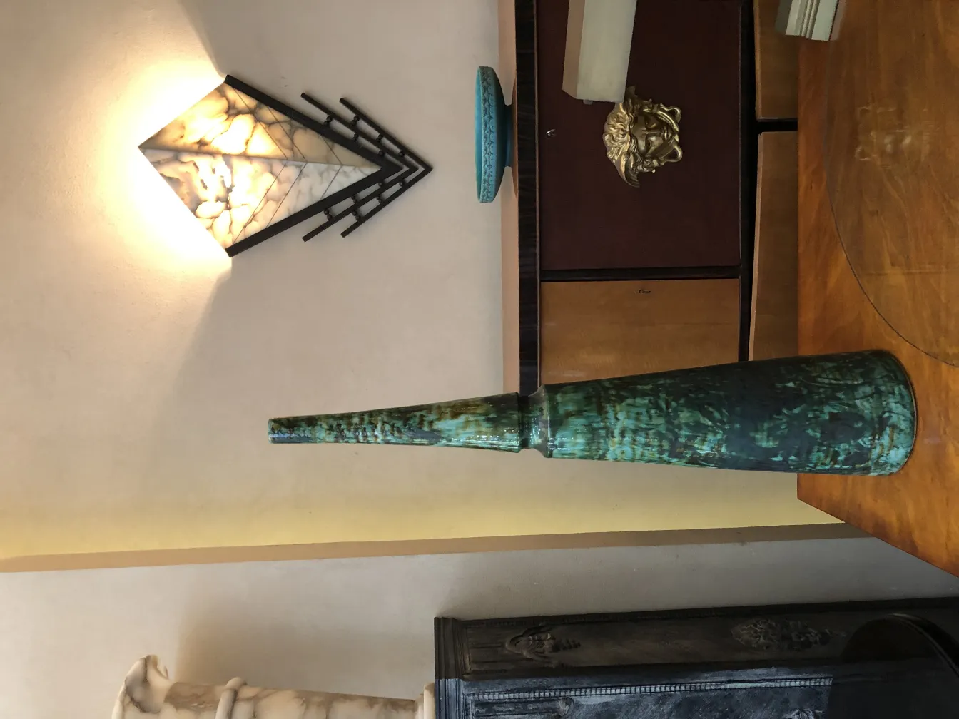 独特なスタイルと装飾を持つ古い緑の陶器の花瓶。