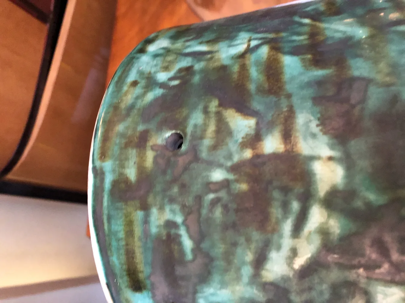 antike Keramikkunst mit grünen und braunen Farben