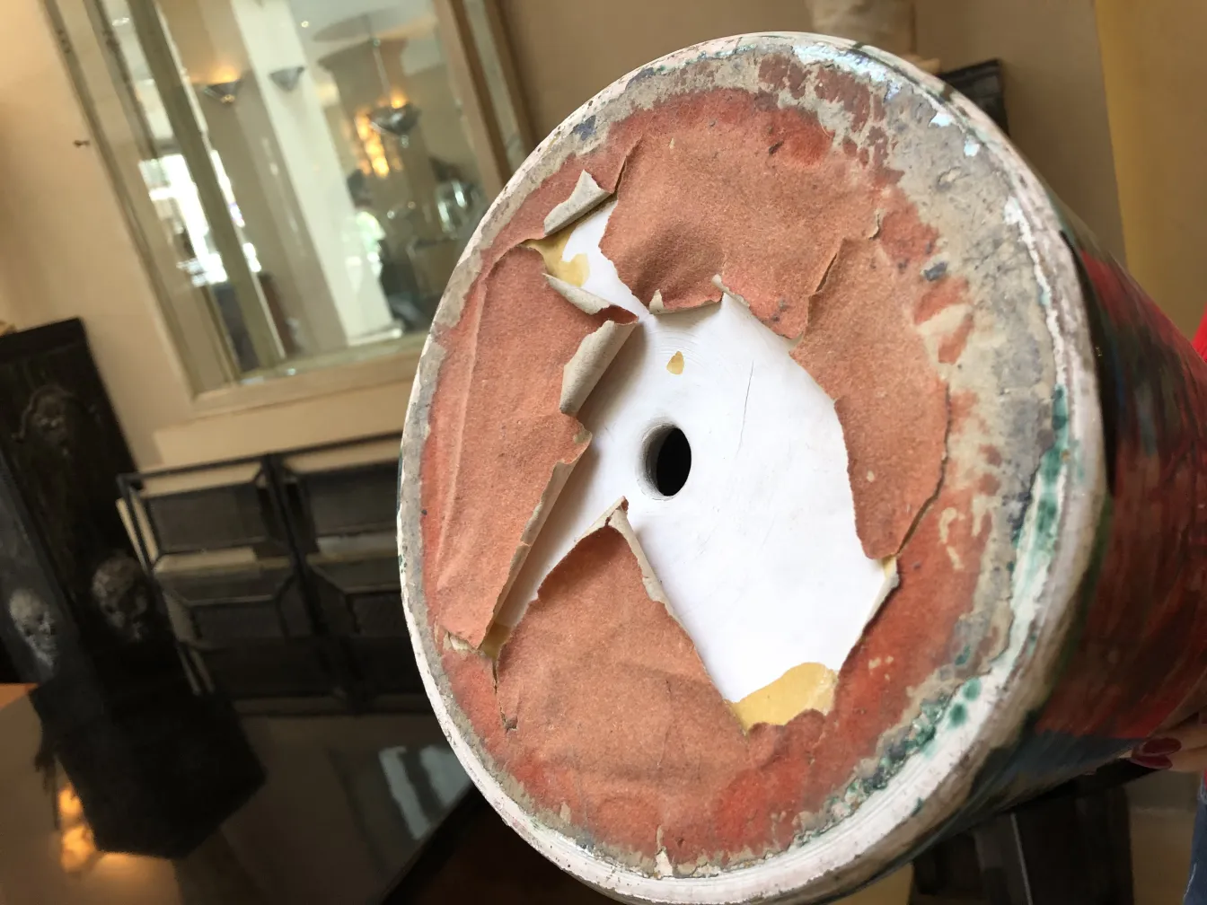 Basis einer antiken Keramik mit abgenutzten Details