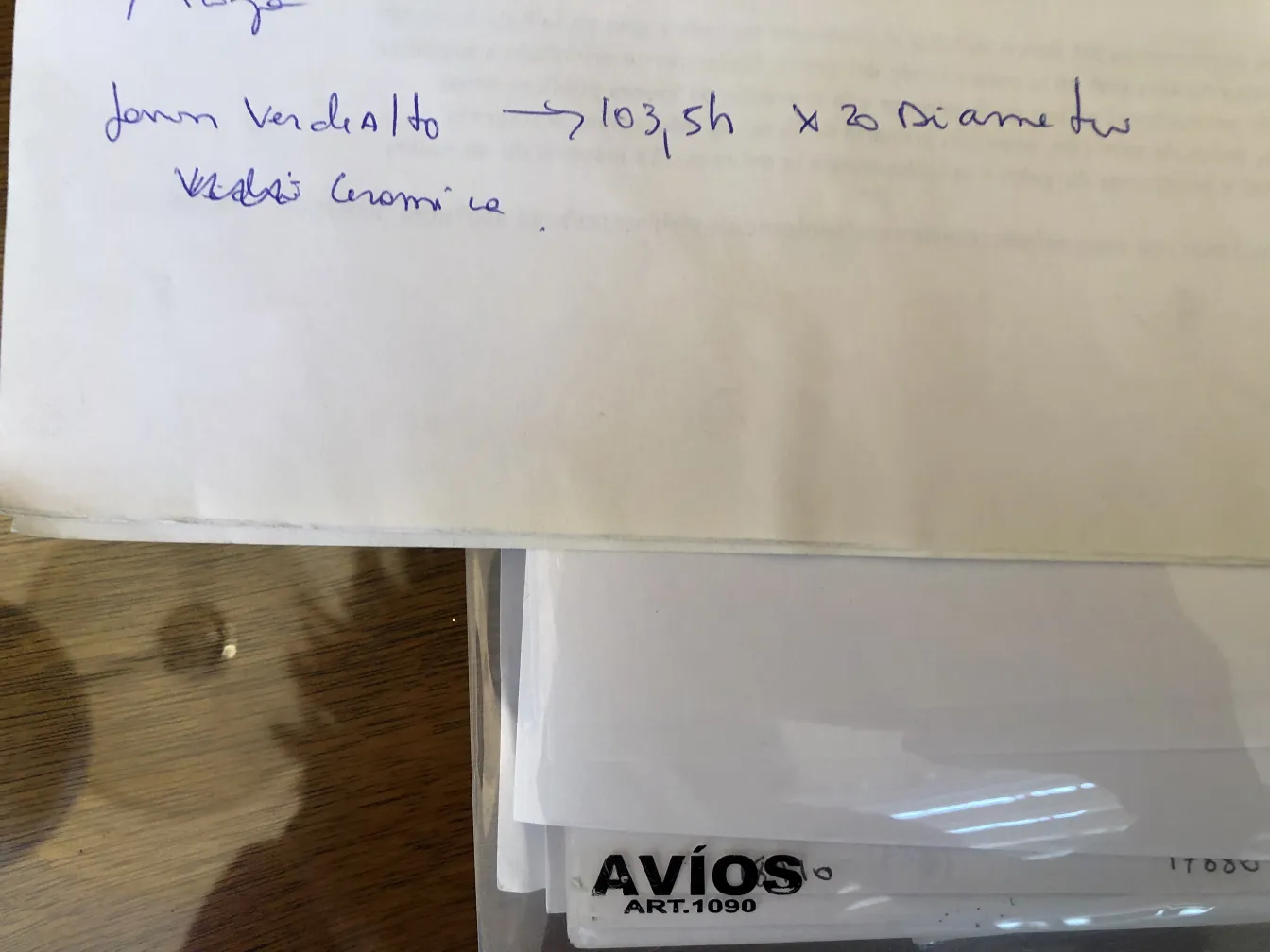 Cerámica antigua con detalles delicados, arte artesanal.