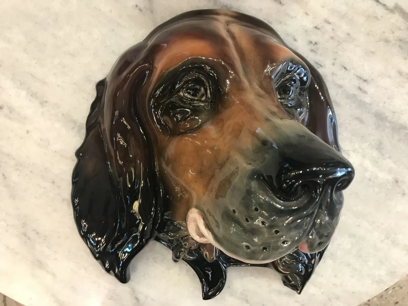 Cabeza de perro en cerámica antigua, detalles brillantes