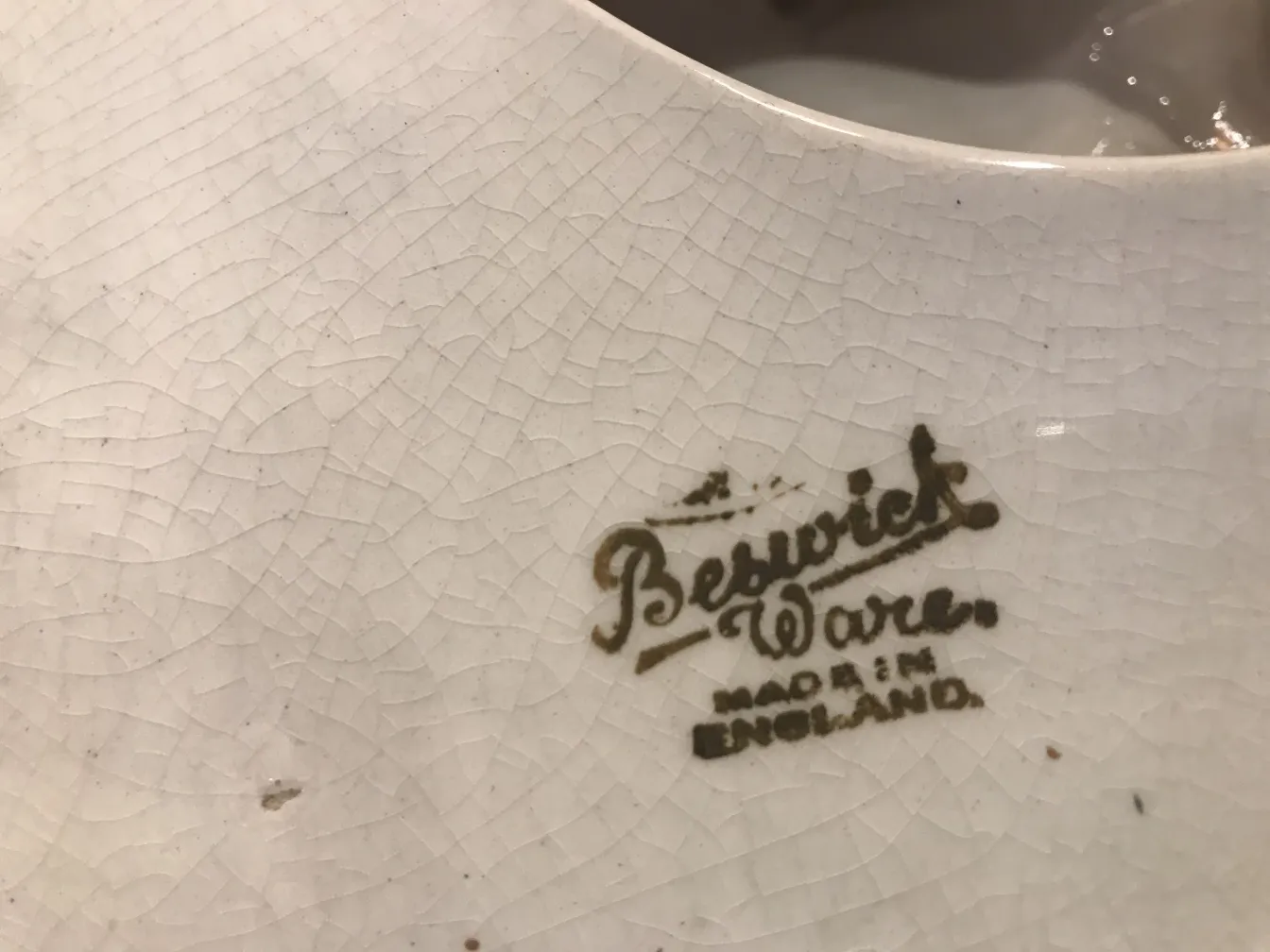 антикварная керамика с рельефами и видимыми отметками