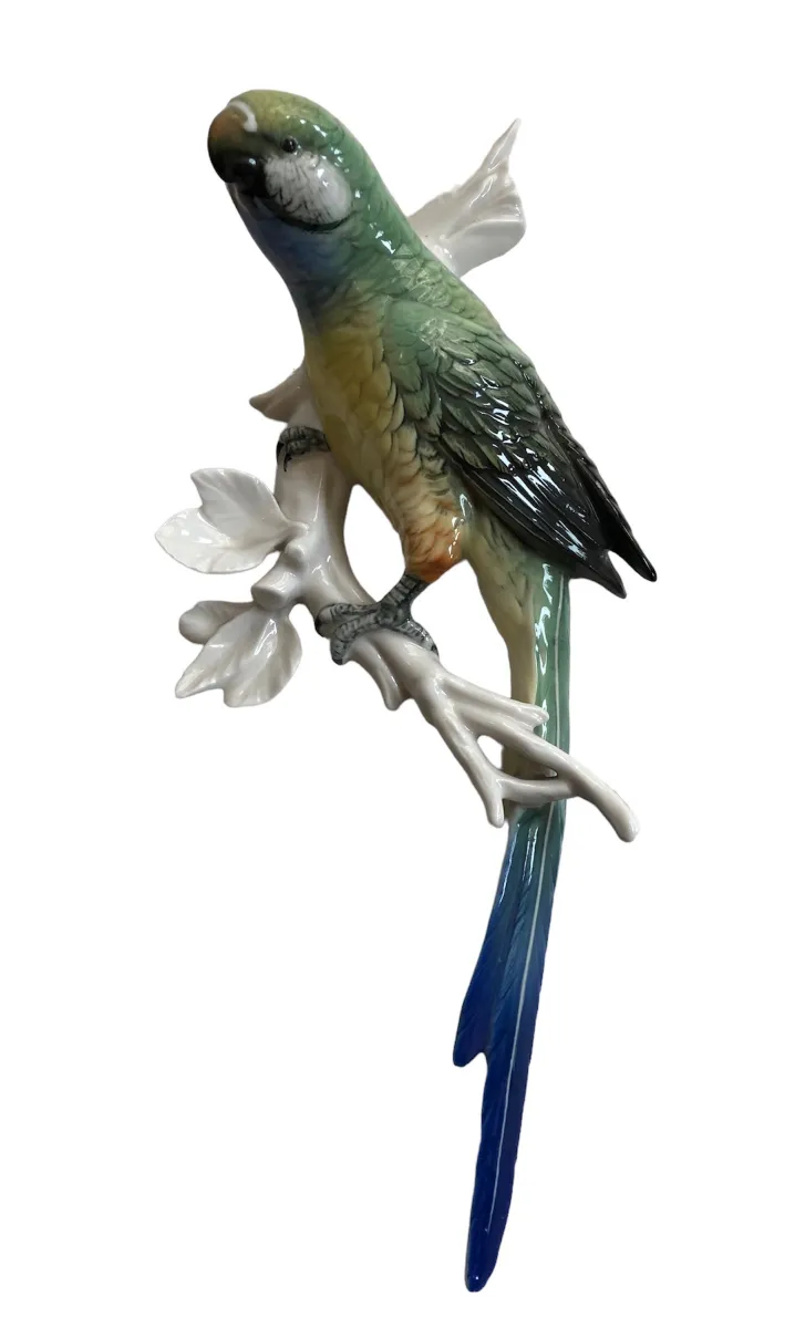 figura antigua de cerámica de un pájaro colorido, detalle en las hojas