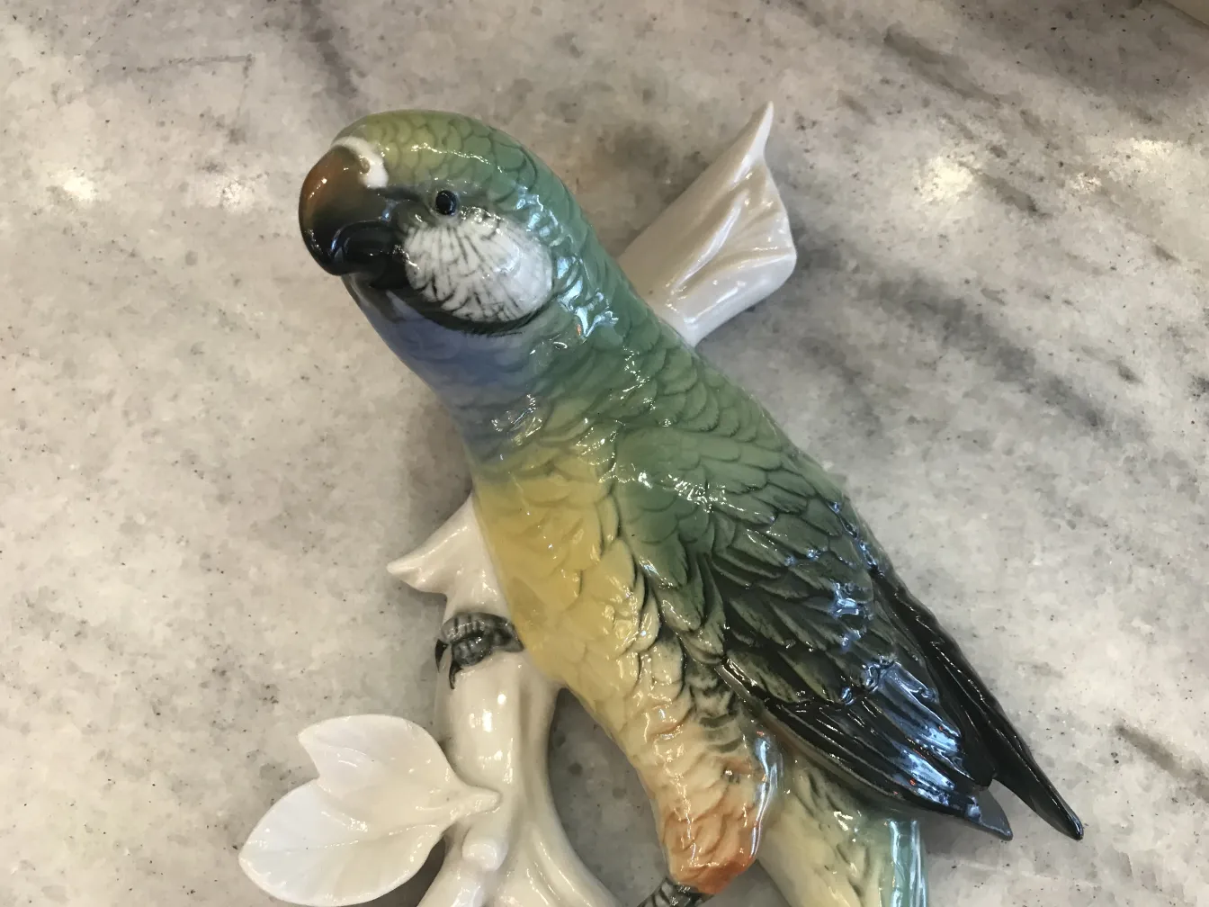 Figure antique en céramique de Karl Ens en forme d'oiseau avec des détails verts et jaunes.