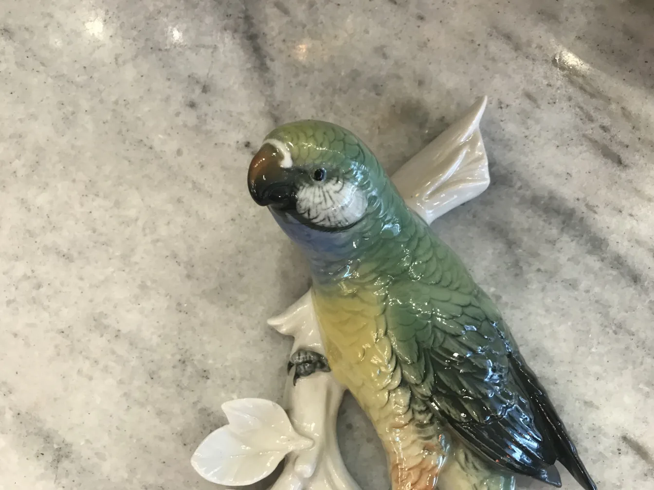 Figura antiga de cerâmica de pássaro de Karl Ens, com detalhes coloridos.