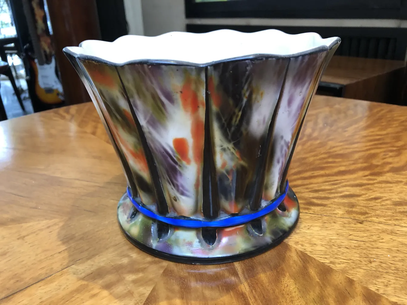 Vaso antico in ceramica colorata in un ambiente accogliente