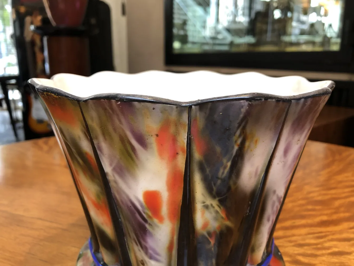 色彩斑斓的古老陶瓷，手工设计，置于装饰环境中。