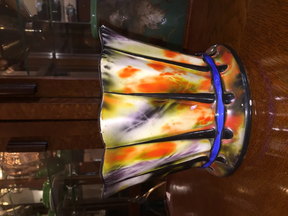 Antike bunte Keramik in Blumenform mit blauen Details