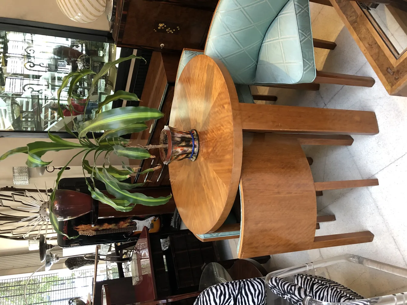 Ceramica decorativa antica su un tavolo di legno con piante.