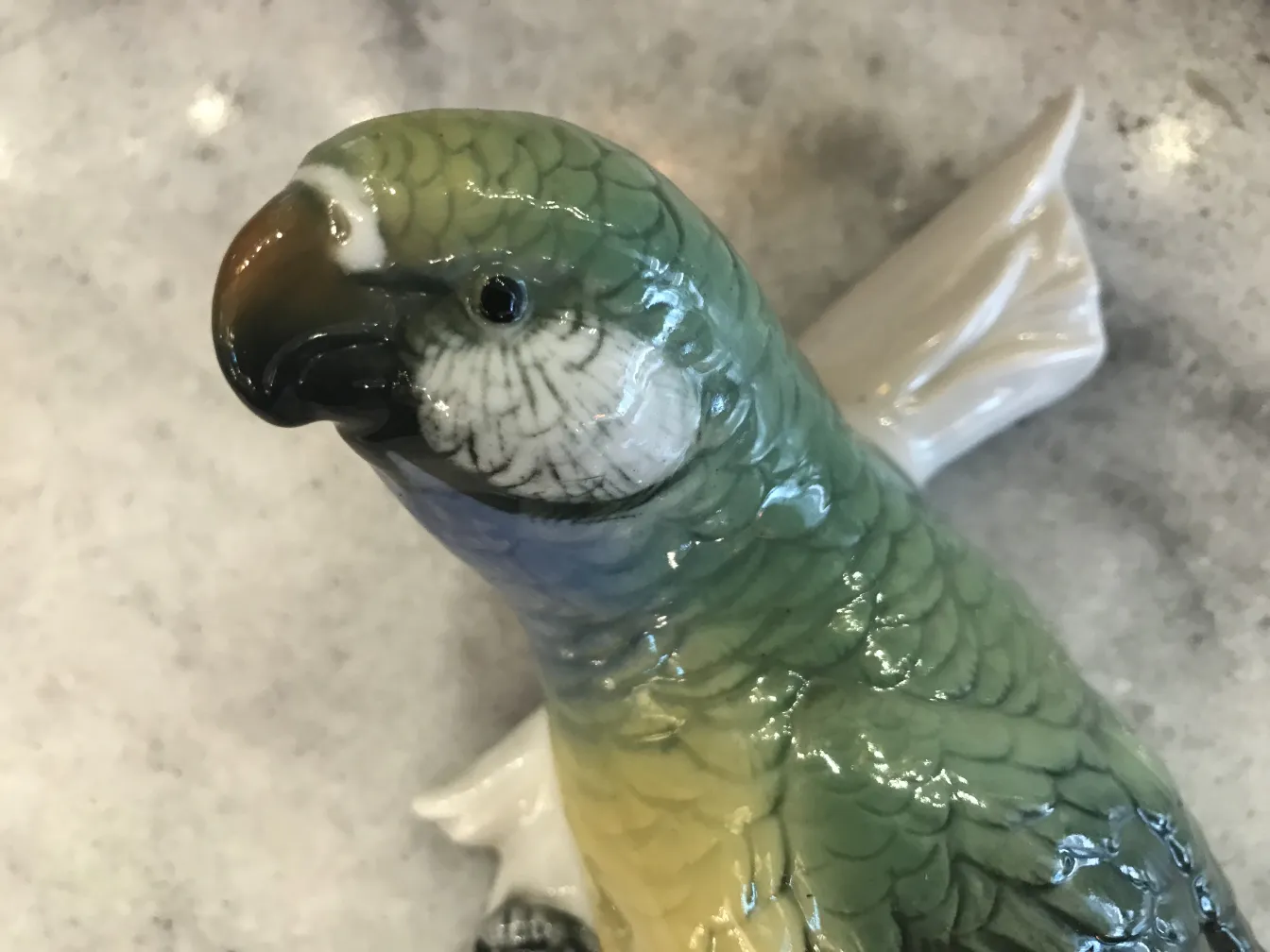 古い陶器の鳥の彫刻、緑と黄色の色合いで