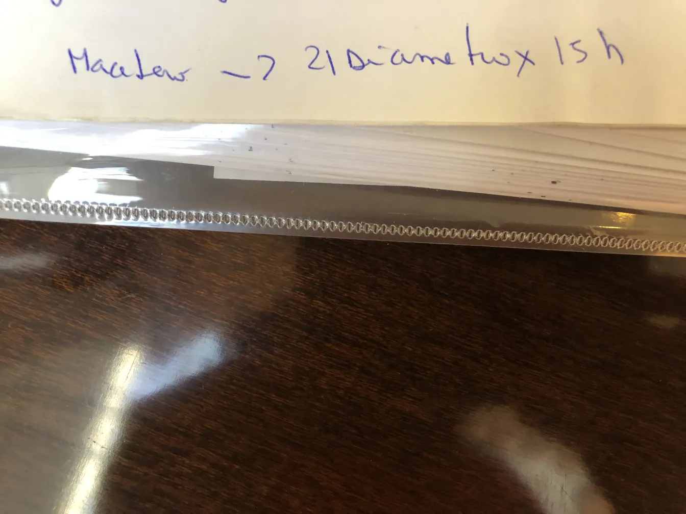 Antiga peça de cerâmica artesanal decorada.