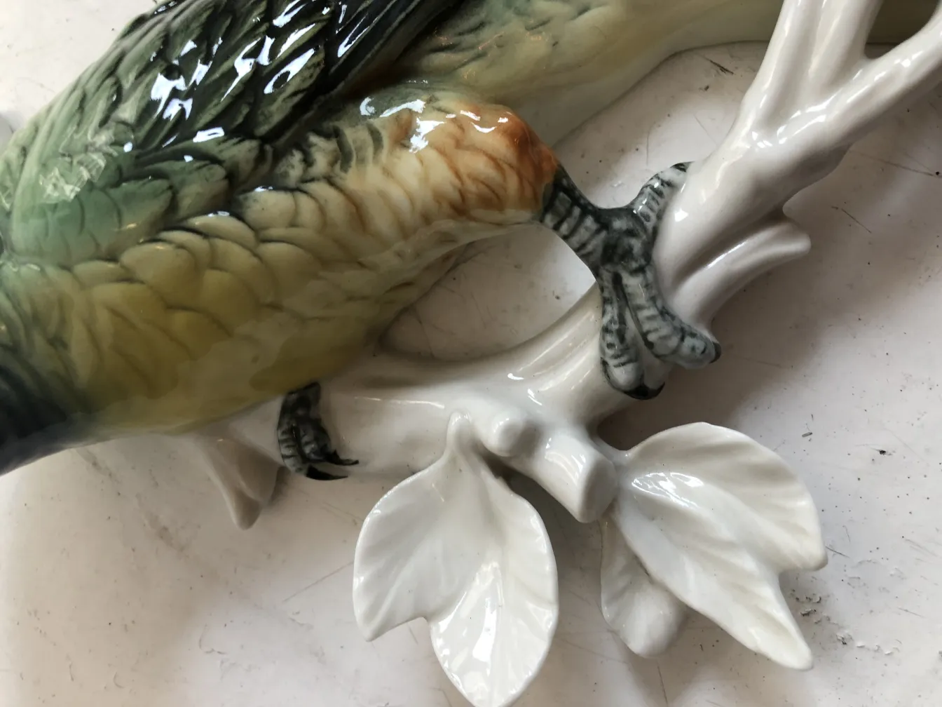 古老的陶瓷鸟装饰在装饰树枝上。