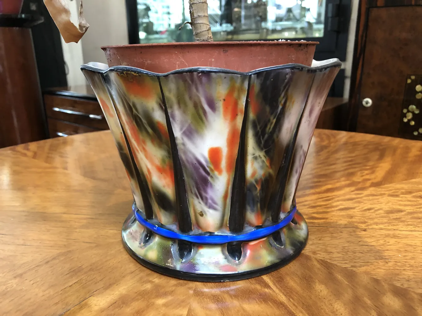 色鮮やかな designで古い陶器の鉢