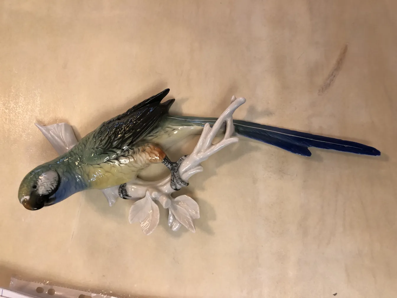 Ceramica antica di un uccello colorato su un ramo