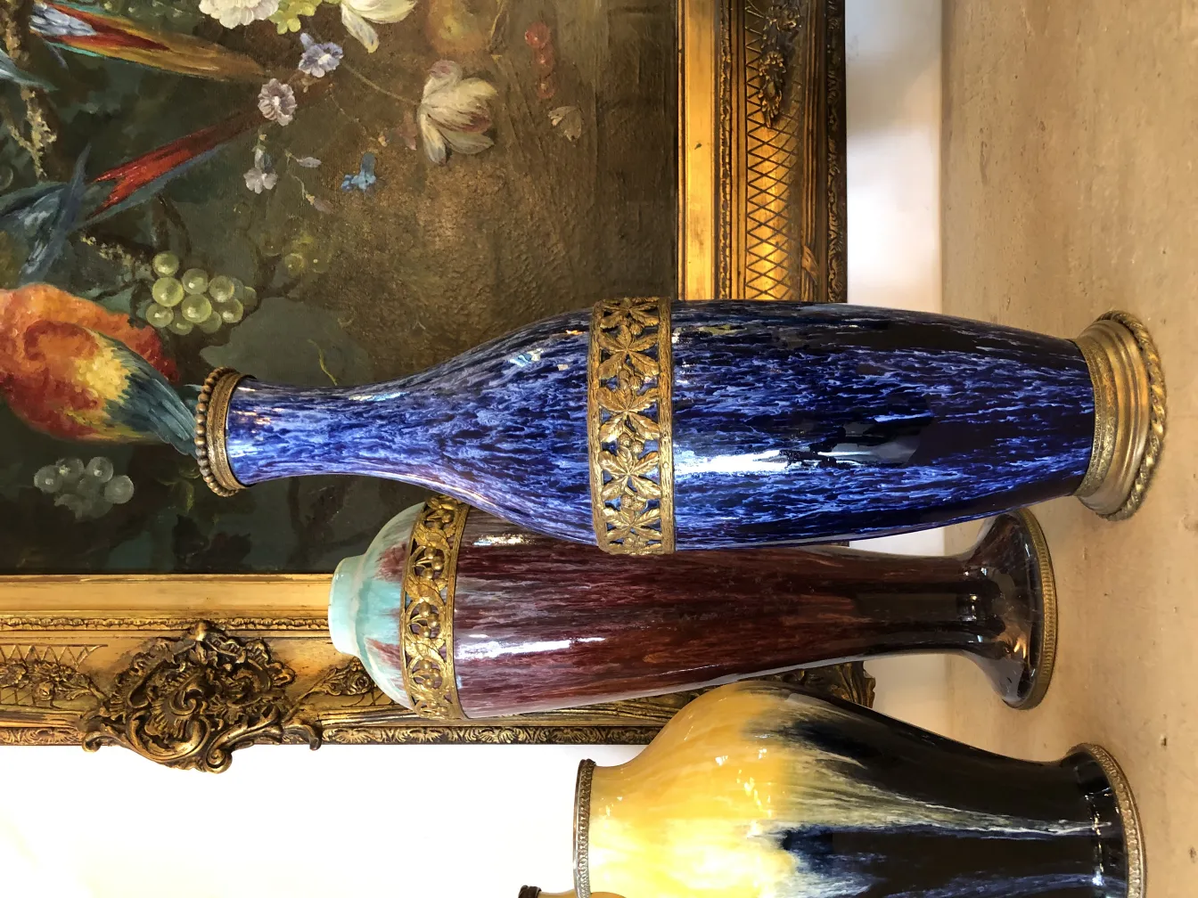 Três vasos de cerâmica antiga com detalhes dourados e cores vibrantes