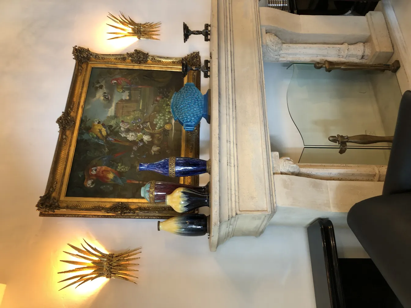 Cerâmica antiga decorativa em várias formas e cores. Fundo elegante com uma pintura antiga.