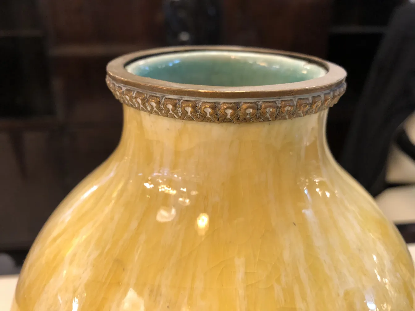 Detalhes de uma antiga cerâmica amarela com borda decorativa