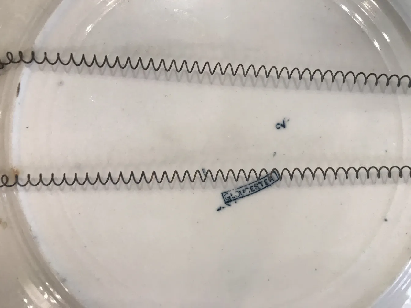 Piatto in ceramica antica con fili a spirale.