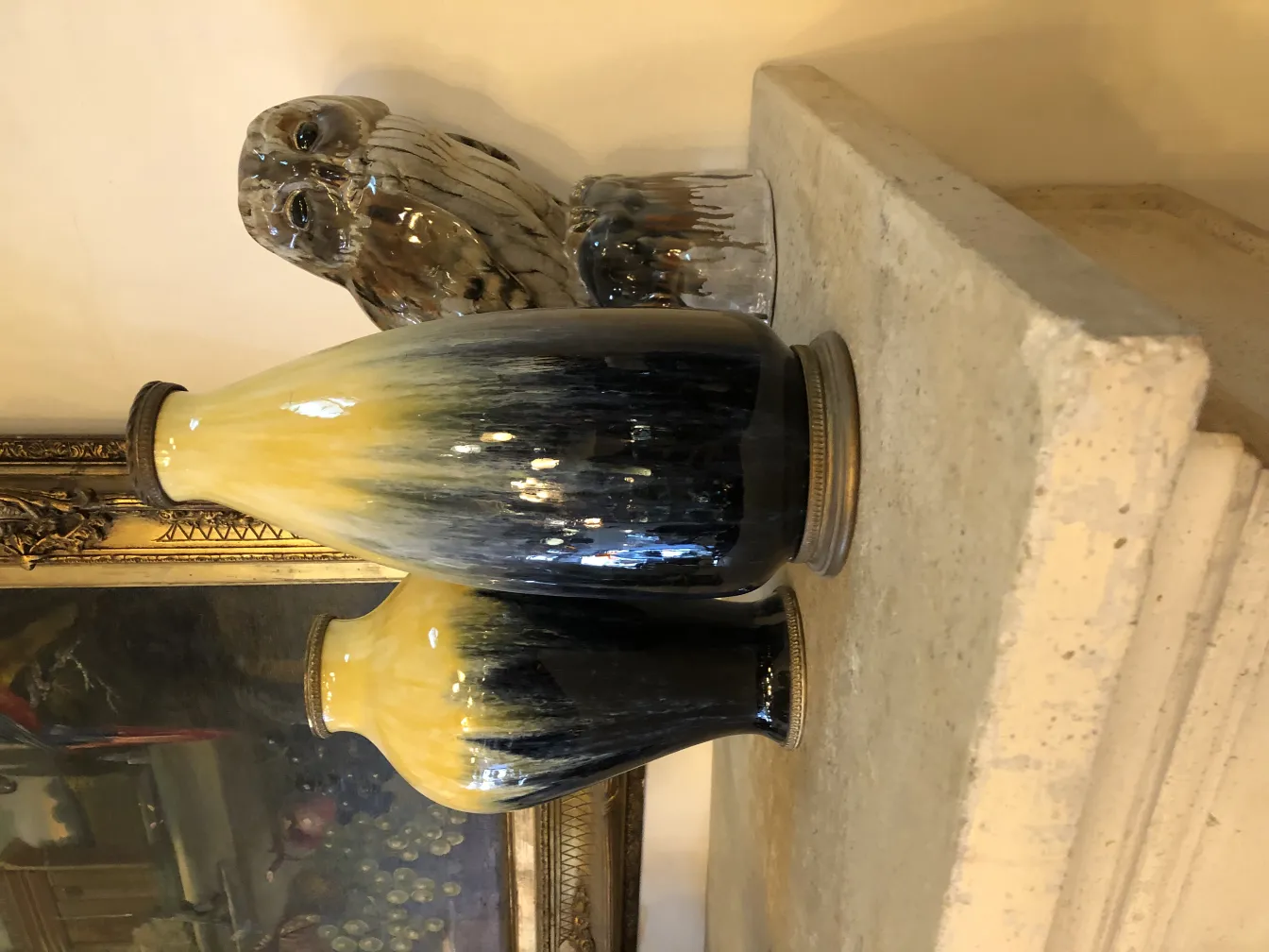 Vasos de cerâmica antiga em tons amarelos e pretos.