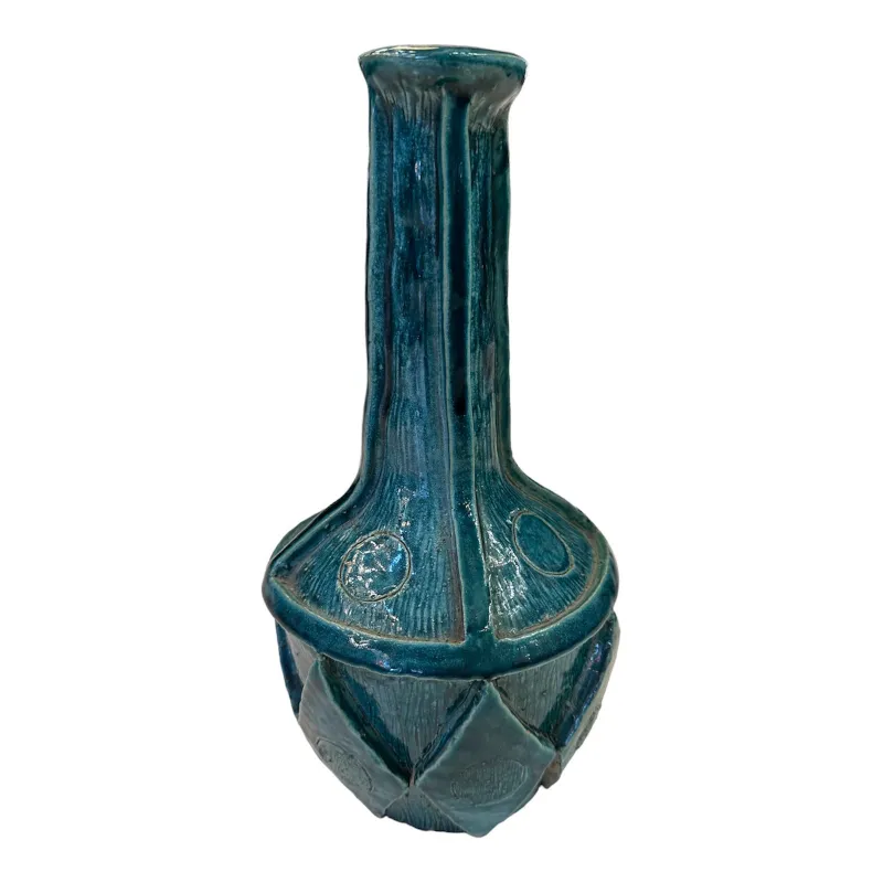 Alter Keramikvase in türkisblau mit dekorativen Mustern.