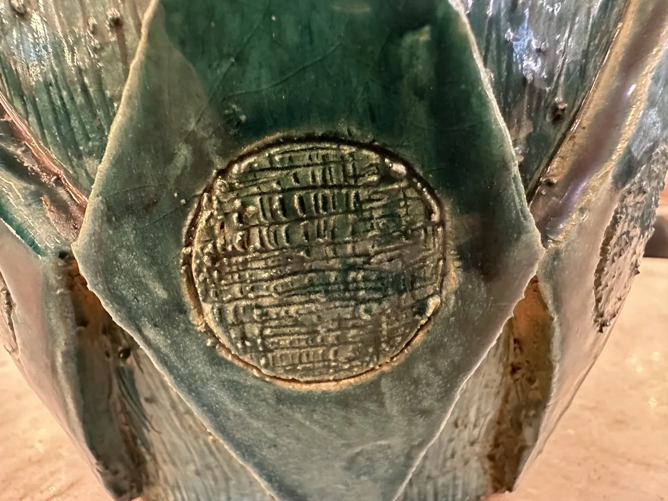 古代の陶器は緑のテクスチャと円形の刻印を持つ