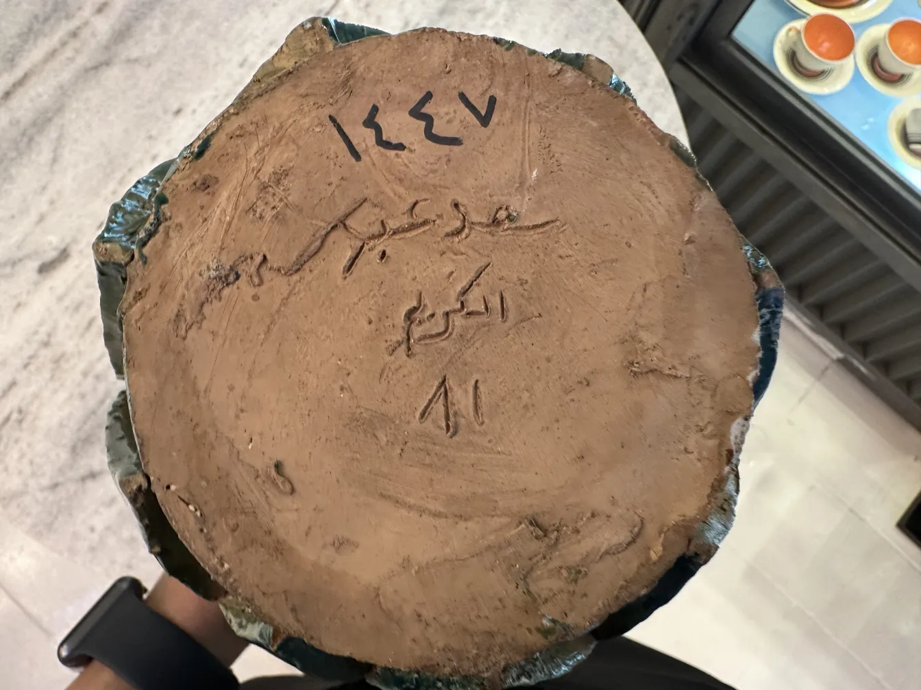 Antike Keramik mit sichtbaren Inschriften auf der Unterseite.