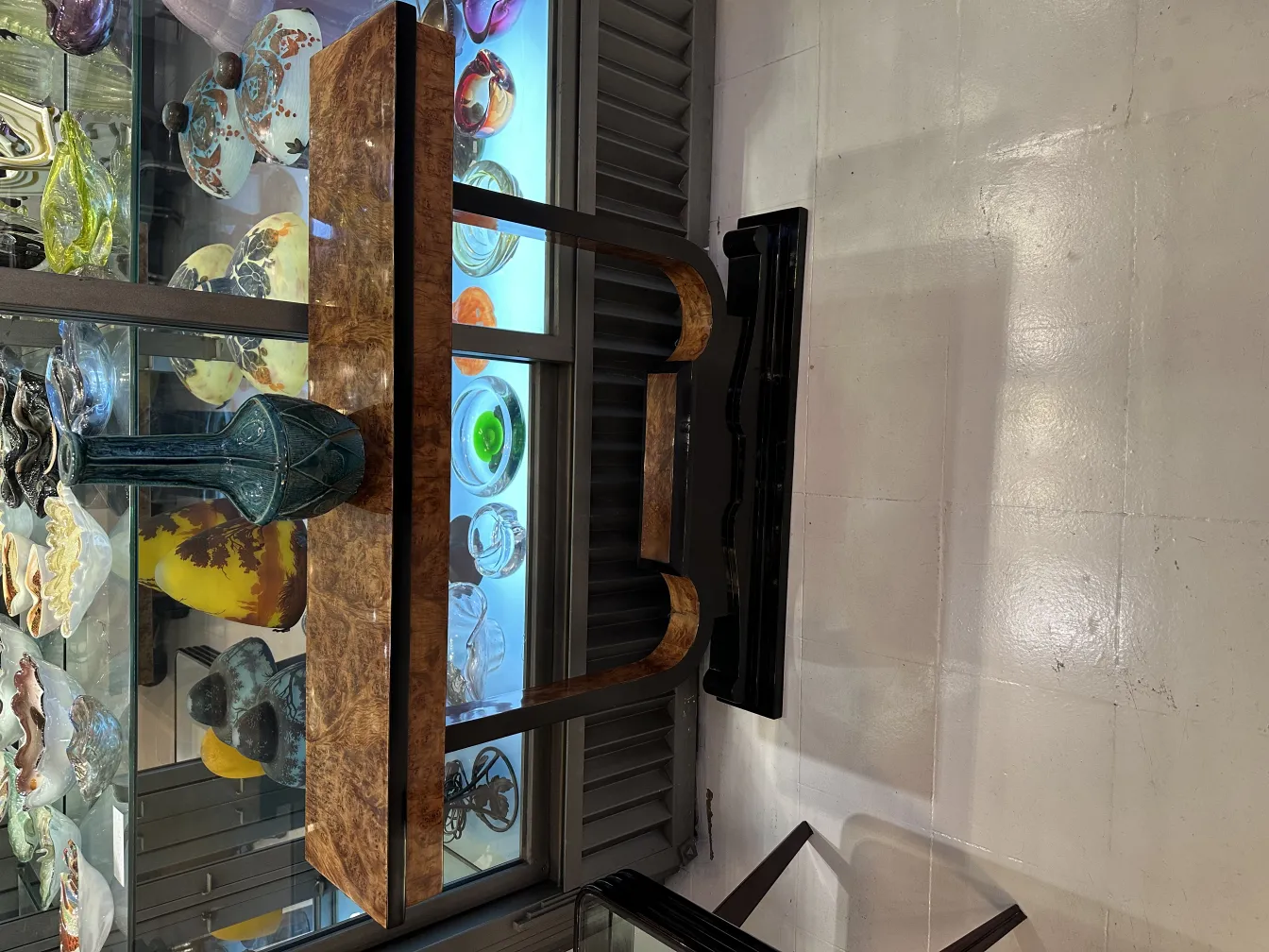 古董装饰陶瓷放在现代桌子上，旁边有一个蓝色花瓶。